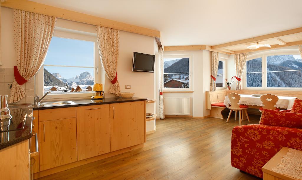 Apartments Antines Selva di Val Gardena Pokoj fotografie