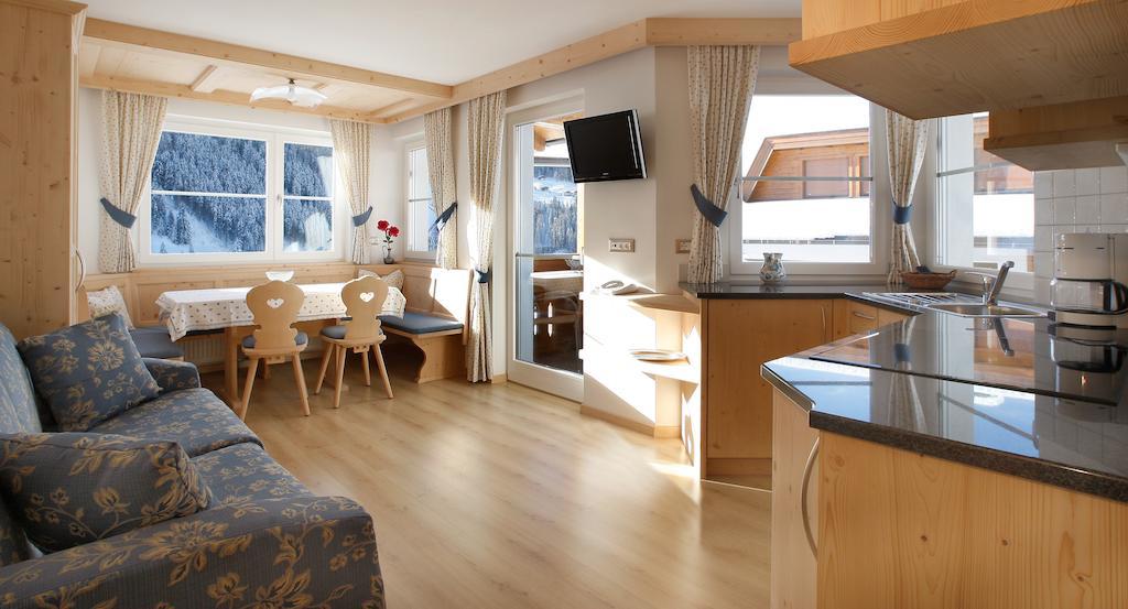 Apartments Antines Selva di Val Gardena Pokoj fotografie