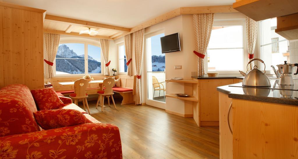 Apartments Antines Selva di Val Gardena Pokoj fotografie
